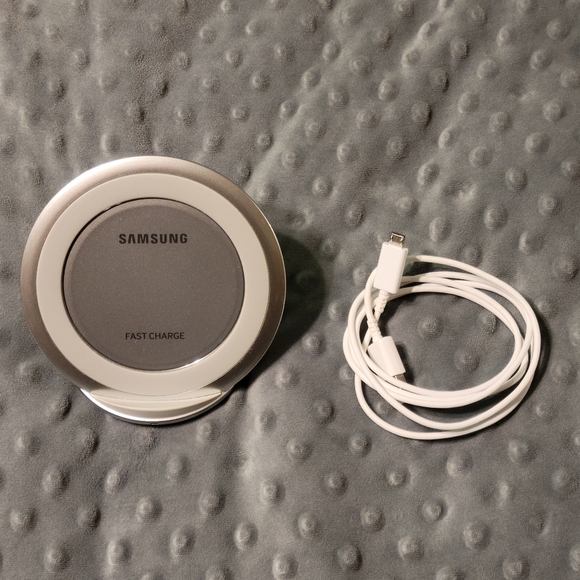 SAMSUNG WIRELESS FAST CHARGING DOCK - Picture 2 of 3